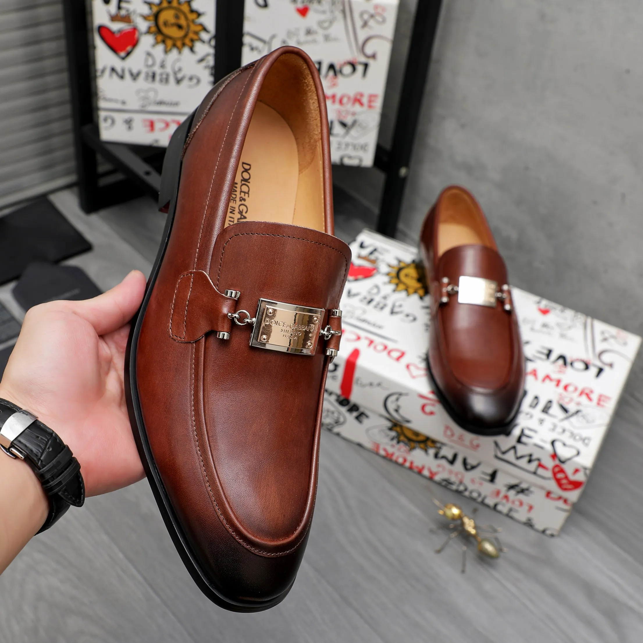 Men's shoes 💰500 Product trademark: DG (Dolce & Gabbana) business casual leather shoes Regular size: 38-45 (45 is custom-made and non-returnable) Product materials: Selected high-quality color-brushed cowhide upper, cowhide lining, original outsole